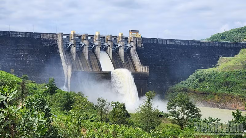 Thuỷ điện Sông Tranh 2 tổ chức vận hành bảo đảm mực nước để tiến hành cắt, giảm lũ cho hạ du.