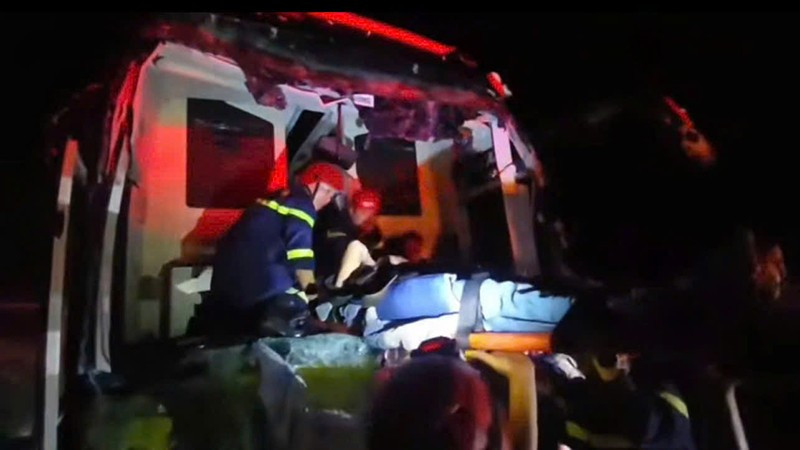 Cảnh sát Phòng cháy, chữa cháy và Cứu nạn, cứu hộ Công an thành phố Đà Nẵng cứu nạn người bị thương trong vụ tai nạn.