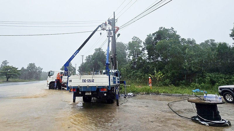 Công nhân điện lực Quảng Trị tập trung phương tiện, nhân lực khắc phục hậu quả bão số 10.