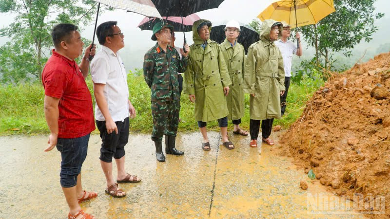 Đoàn công tác của thành phố Đà Nẵng do Chủ tịch Ủy ban nhân dân thành phố Phạm Đức Ấn làm trưởng đoàn đã đi kiểm tra thực tế sạt lở tại xã Sơn Cẩm Hà.