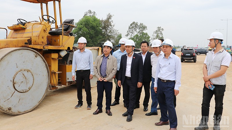 Phó Bí thư Thường trực Thành ủy Đà Nẵng Nguyễn Đình Vĩnh cùng đoàn công tác của Thành ủy, Ủy ban nhân dân thành phố Đà Nẵng đã đi kiểm tra tiến thi công Dự án thành phần 1 Hoàn thiện đường ven biển 129 (Võ Chí Công).