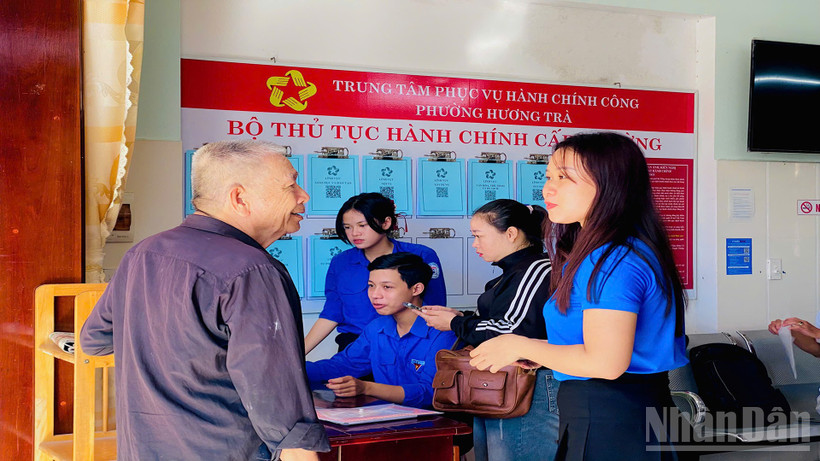 Tuổi trẻ Hương Trà hướng dẫn, hỗ trợ người dân tại Trung tâm phục vụ hành chính công phường Hương Trà với tinh thần xung kích, tình nguyện và trách nhiệm.