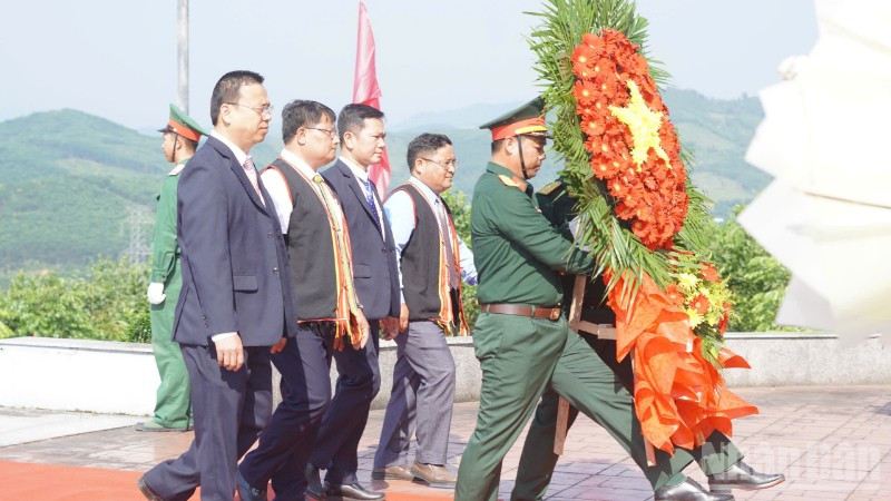 Dâng hoa kỷ niệm 55 năm Chiến thắng Đồn Xã Đốc tại Di tích lịch sử Chiến thắng Đồn Xã Đốc.