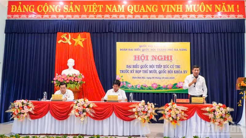 Các đại biểu Đoàn đại biểu Quốc hội thành phố Đà Nẵng ghi nhận các kiến nghị của cử tri phường Điện Bàn Bắc.