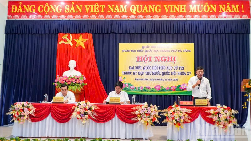 Các đại biểu Đoàn đại biểu Quốc hội thành phố Đà Nẵng ghi nhận các kiến nghị của cử tri phường Điện Bàn Bắc.