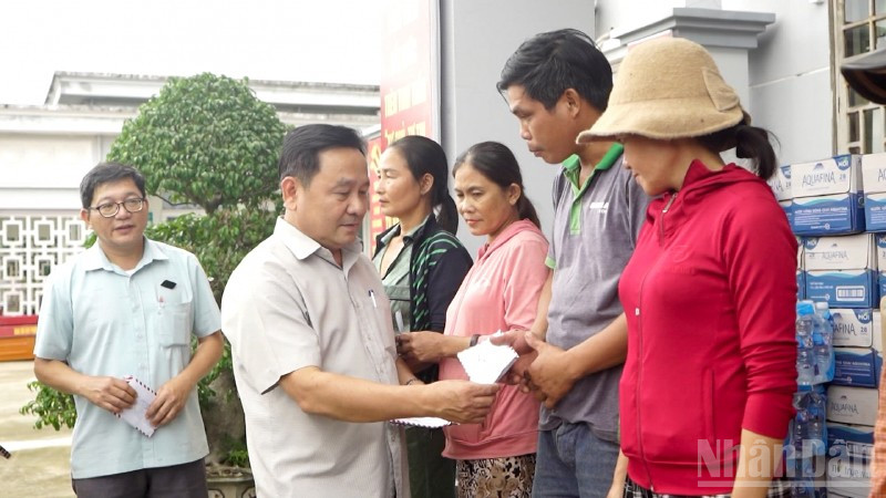 Phó Chủ tịch Hội đồng nhân dân thành phố Đà Nẵng Nguyễn Công Thanh tặng quà cho các hộ dân ở xã Quế Phước bị thiệt hại nặng do mưa lũ gây ra.