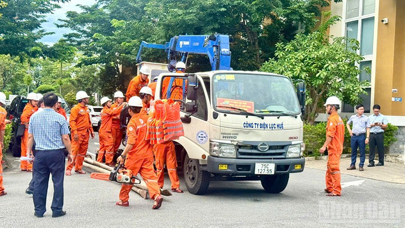 Công nhân Công ty Điện lực Huế xuất quân hỗ trợ khắc phục sự cố lưới điện do bão số 5.