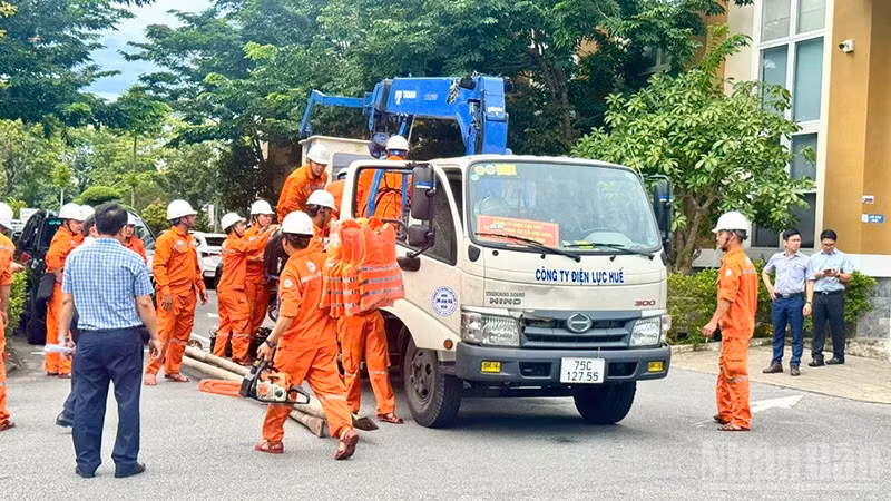 Công nhân Công ty Điện lực Huế xuất quân hỗ trợ khắc phục sự cố lưới điện do bão số 5.