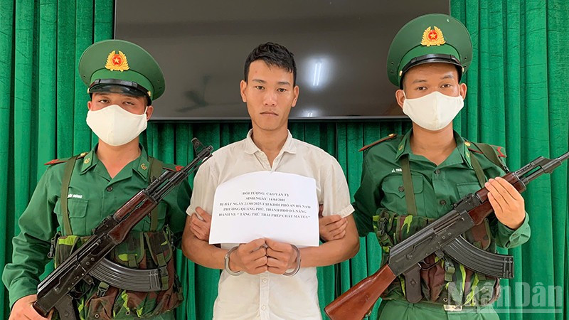 Đối tượng Cao Văn Tỵ bị bắt tội tàng trữ trái phép chất ma túy.