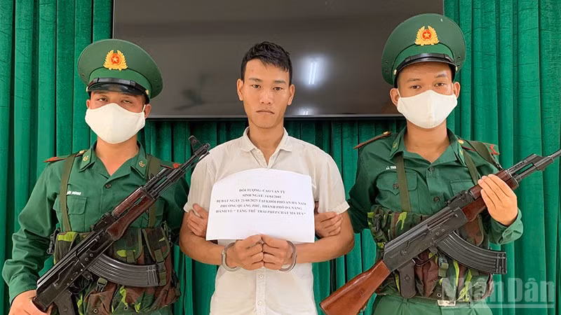 Đối tượng Cao Văn Tỵ bị bắt tội tàng trữ trái phép chất ma túy.