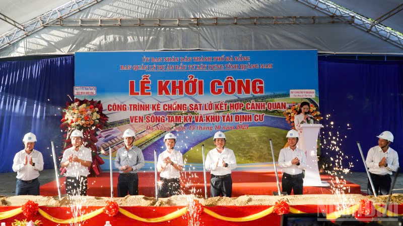 Các đại biểu thực hiện nghi thức động thổ khởi công.