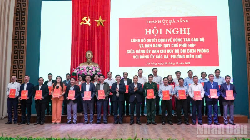 Lãnh đạo Thành ủy Đà Nẵng trao quy chế phối hợp giữa Đảng ủy Ban Chỉ huy Bộ đội Biên phòng thành phố với Đảng ủy các xã, phường biên giới.