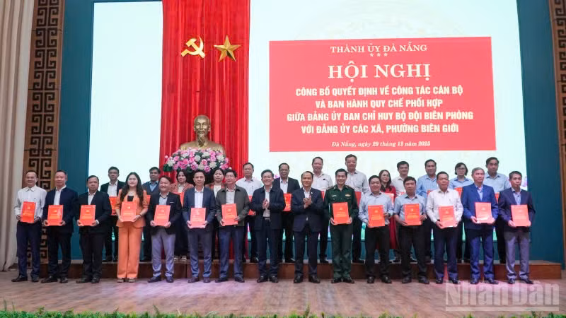 Lãnh đạo Thành ủy Đà Nẵng trao quy chế phối hợp giữa Đảng ủy Ban Chỉ huy Bộ đội Biên phòng thành phố với Đảng ủy các xã, phường biên giới.