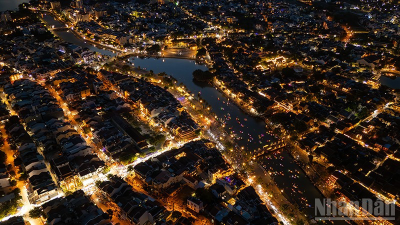 Một góc đô thị cổ Hội An nhìn từ trên cao về đêm.