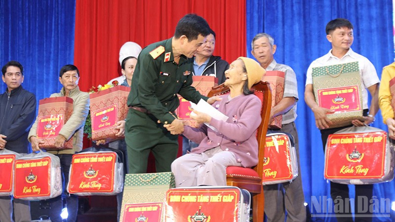 Thiếu tướng Hoàng Văn Lợi, Chính ủy Binh chủng Tăng thiết giáp thăm hỏi mẹ Việt Nam Anh hùng.