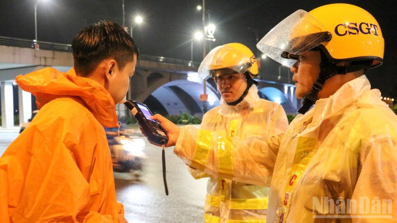 Cảnh sát giao thông thành phố Đà Nẵng tuần tra xuyên đêm bảo đảm an toàn giao thông.
