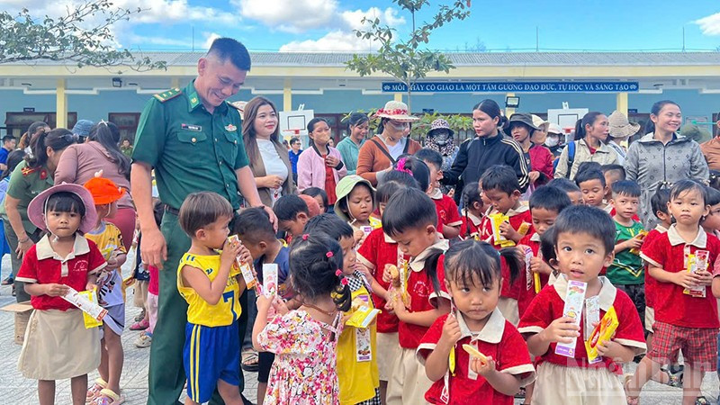 Bộ đội Biên phòng thành phố Đà Nẵng mang Tết Trung thu đến cho trẻ em vùng biên.
