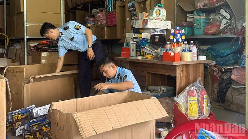 Kiểm tra đột xuất đối với 3 cơ sở kinh doanh đồ chơi trẻ em phát hiện và tịch thu 1.980 đơn vị sản phẩm vi phạm.