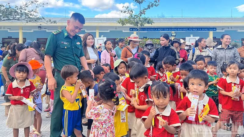 Bộ đội Biên phòng thành phố Đà Nẵng mang Tết Trung thu đến cho trẻ em vùng biên.