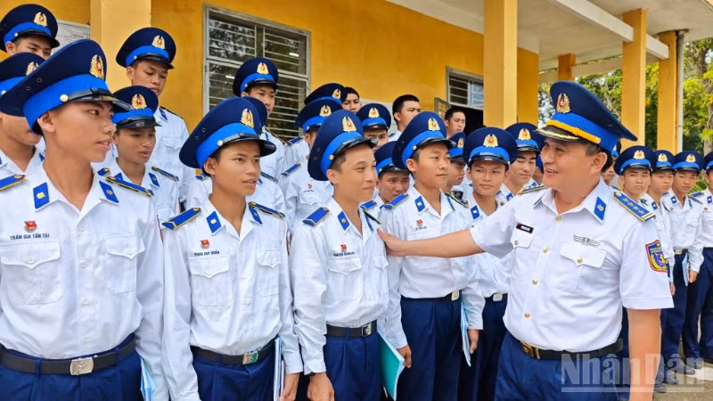 Đại tá Trương Bá Long, Phó Tư lệnh, Tham mưu trưởng Bộ Tư lệnh Vùng Cảnh sát biển 2 gặp gỡ, động viên chiến sĩ mới năm 2026.