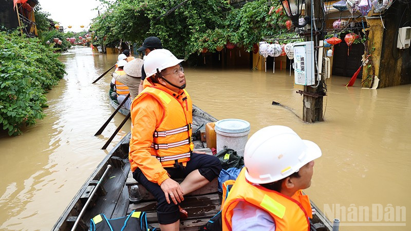 EVNCPC nỗ lực khắc phục sự cố điện, khôi phục cấp điện an toàn cho người dân sau lũ.