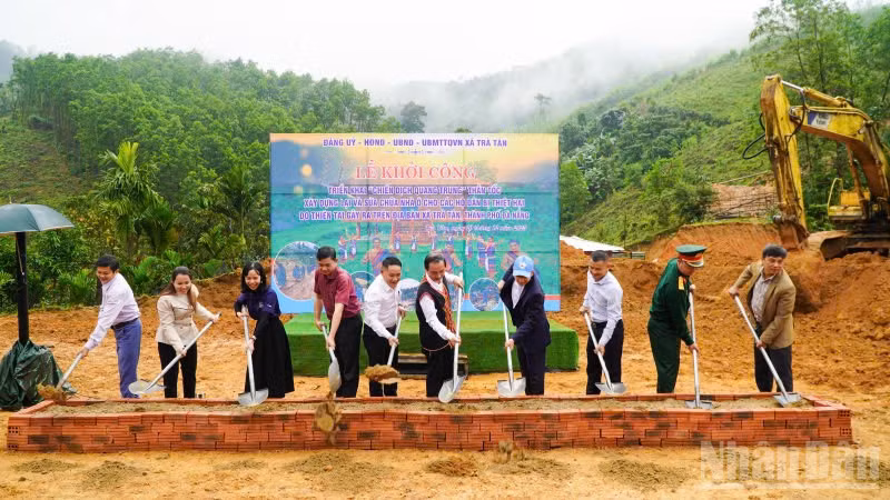 Các đại biểu thực hiện nghi thức động thổ khởi công Triển khai “Chiến dịch Quang Trung” tại xã Trà Tân.