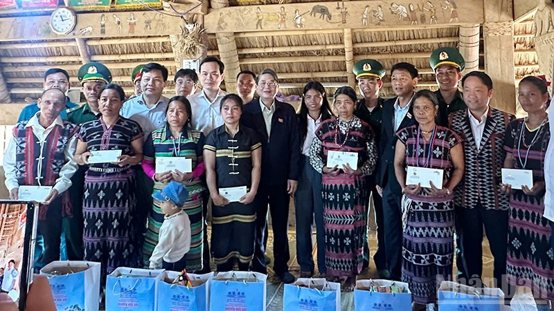 Phó Chủ tịch Quốc hội Nguyễn Đức Hải tặng quà người dân bị thiệt hại do thiên tai tại xã Hùng Sơn.