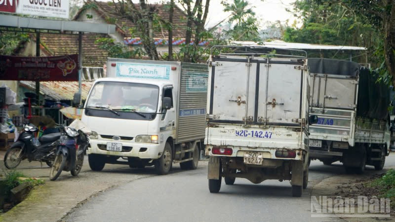 Việc làn đường chỉ rộng 3,5m nhưng có nhiều xe tải trọng lưu thông khiến việc tránh nhau gây ách tắc giao thông cục bộ trên tuyến ĐT.615.