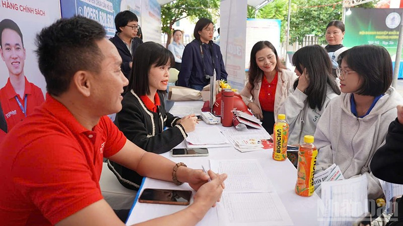 Phiên giao dịch thu hút sự tham gia của gần 50 doanh nghiệp với gần 10.000 chỉ tiêu tuyển dụng.