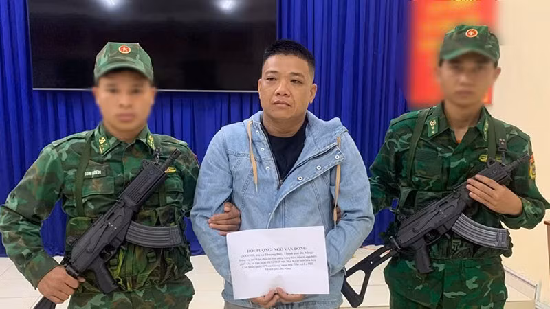 Đối tượng Ngô Văn Đồng tại cơ quan chức năng. (Ảnh: Bộ đội Biên phòng thành phố Đà Nẵng)