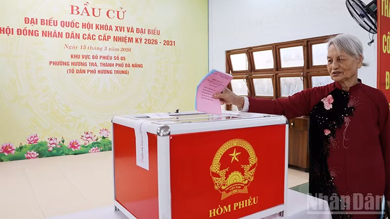 Cử tri Phan Thị Thao (sinh năm 1945), 60 năm tuổi Đảng là người đầu tiên bỏ phiếu bầu cử tại Tổ dân phố Hương Trung, phường Hương Trà, thành phố Đà Nẵng.