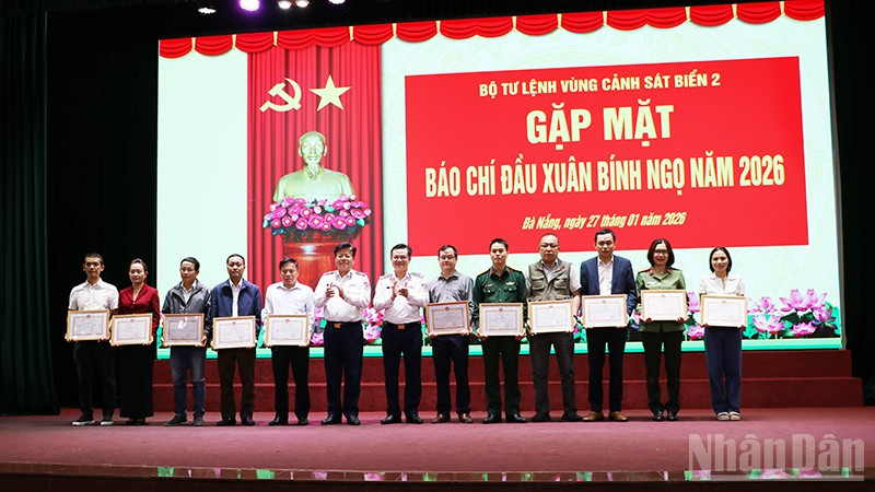 Các tập thể được Bộ Tư lệnh Vùng Cảnh sát biển 2 trao tặng giấy khen.