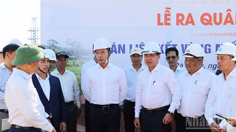 Chủ tịch Ủy ban nhân dân thành phố Đà Nẵng Phạm Đức Ấn kiểm tra tiến độ Dự án liên kết vùng miền trung tỉnh Quảng Nam.