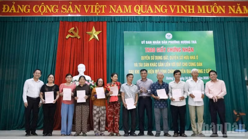 Phường Hương Trà trao giấy chứng nhận quyền sử dụng đất, quyền sở hữu nhà ở và tài sản khác gắn liền với đất cho công dân.