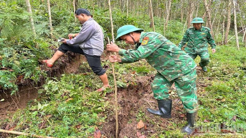 Lực lượng chức năng xã Đắc Pring kiểm tra khảo sát thực tế vết nứt tại thôn 57. 