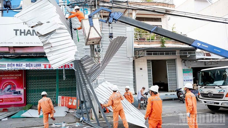 EVNCPC đã cấp điện trở lại cho hơn 1,12 triệu khách hàng sau bão số 13.