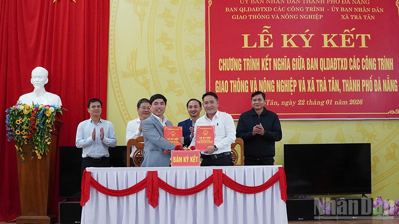 Đại diện Ban Quản lý dự án đầu tư xây dựng các công trình giao thông và nông nghiệp Đà Nẵng và xã Trà Tân ký kết.