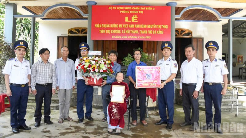 Bộ Tư lệnh Vùng Cảnh sát biển 2 nhận phụng dưỡng mẹ Việt Nam Anh hùng Nguyễn Thị Thoại.