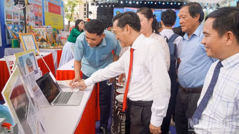 Các đại biểu trải nghiệm ứng dụng Di sản-góc nhìn số và giáo dục của Trường Cao đẳng Quảng Nam.