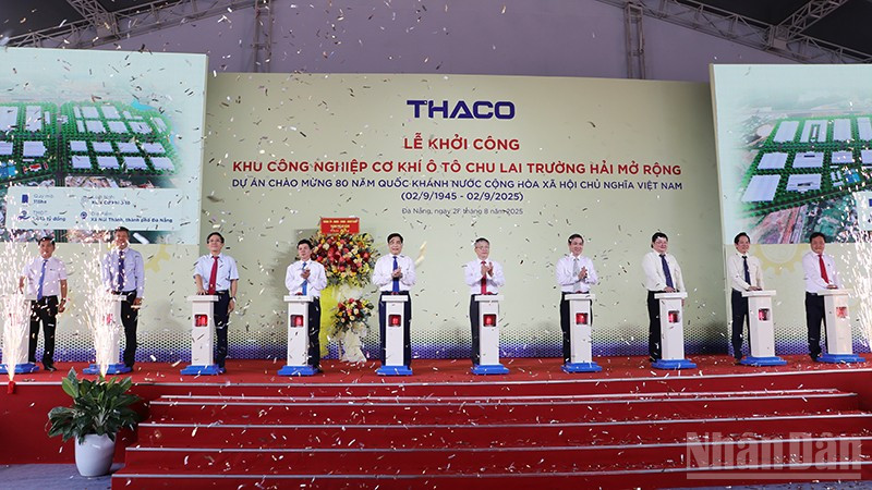 Các đại biểu bấm nút khởi công.