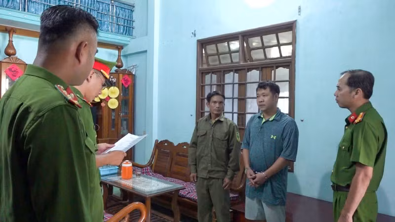 Cơ quan công an tạm giữ Nguyễn Công Thịnh, người dùng búa đập phá cửa các trụ ATM.