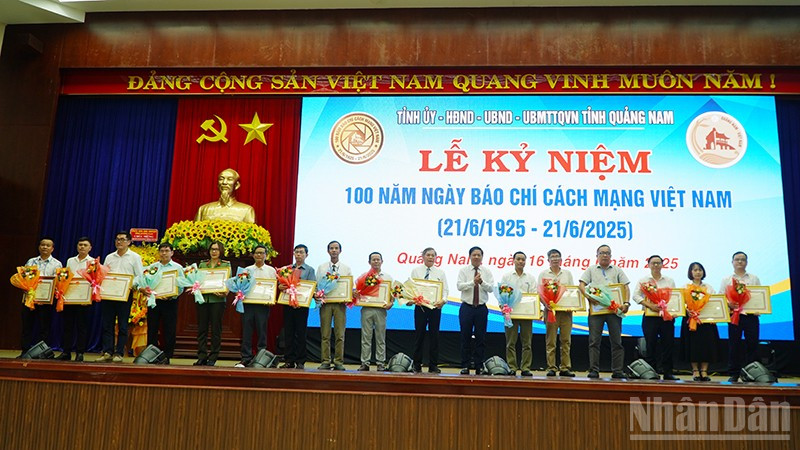 Bí thư Tỉnh ủy Quảng Nam Lương Nguyễn Minh Triết tặng Bằng khen cho các tập thể vì đã có thành tích tiêu biểu xuất sắc trong hoạt động báo chí trên địa bàn tỉnh Quảng Nam.