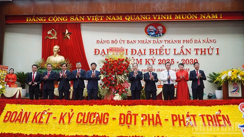 Lãnh đạo Thành ủy Đà Nẵng tặng hoa chúc mừng đại hội.