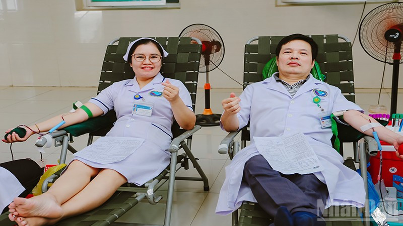 Gần 100 nhân viên y tế thuộc Bệnh viện đa khoa Trung ương Quảng Nam tham gia hiến máu tình nguyện.