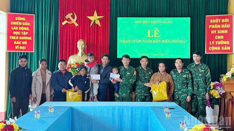 Đồn Biên phòng Ga Ry nhận nuôi hai trẻ mồ côi trong vụ sạt lở tại Hùng Sơn. (Ảnh: Hồng Anh)
