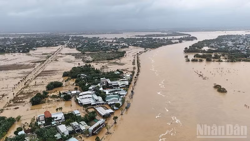 Lũ trên các sông dâng cao khiến nhiều vùng trũng thấp ở Đà Nẵng bị ngập, chia cắt.