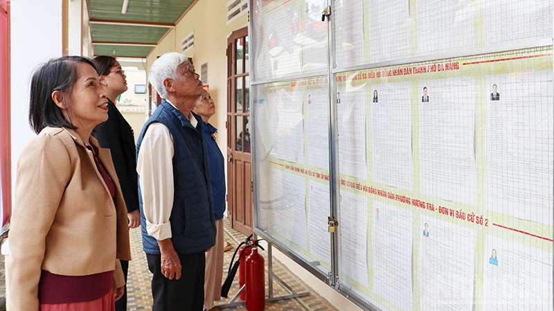 Cử tri ở tổ dân phố Hương Trung, phường Hương Trà, thành phố Đà Nẵng háo hức chờ đến ngày bầu cử để đi bỏ phiếu.