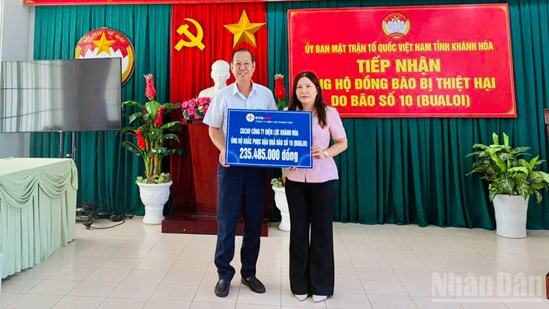 Công ty Điện lực Khánh Hoà ủng hộ đồng bào bị thiệt hại do bão số 10. 