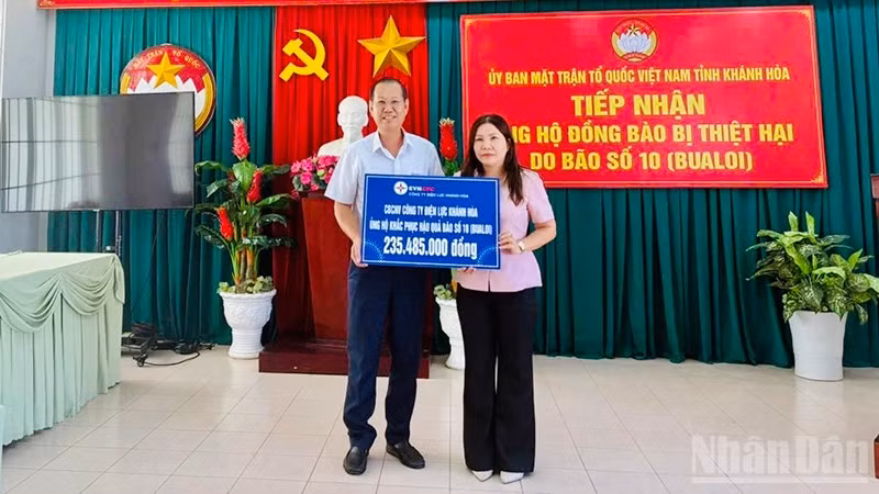 Công ty Điện lực Khánh Hoà ủng hộ đồng bào bị thiệt hại do bão số 10. 