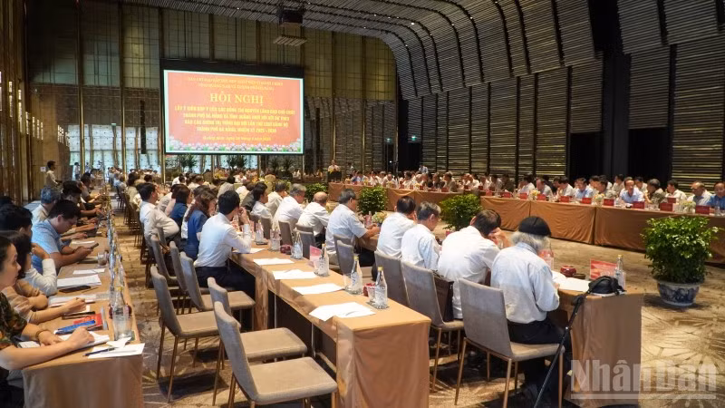 Quảng cảnh Hội nghị lấy ý kiến góp ý của các đồng chí nguyên lãnh đạo chủ chốt thành phố Đà Nẵng và tỉnh Quảng Nam đối với dự thảo Báo cáo chính trị trình Đại hội lần thứ XXIII Đảng bộ thành phố Đà Nẵng, nhiệm kỳ 2025-2030.